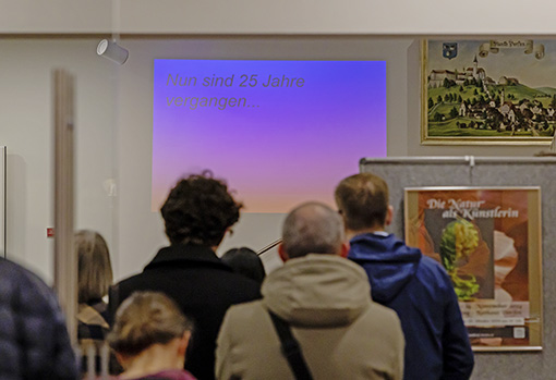 Wolfram Wildner zeigt in einer Präsentation einen Überblick über die Aktivitäten der Fotoklicke in 25 Jahren.