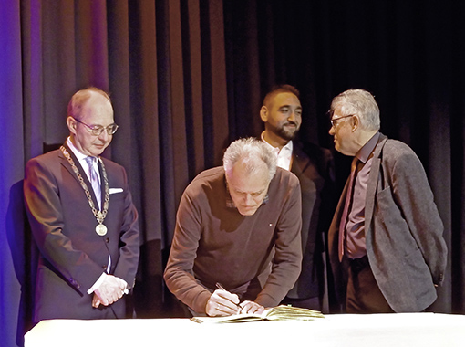 Eintrag in das Goldene Buch der Stadt Dorfen